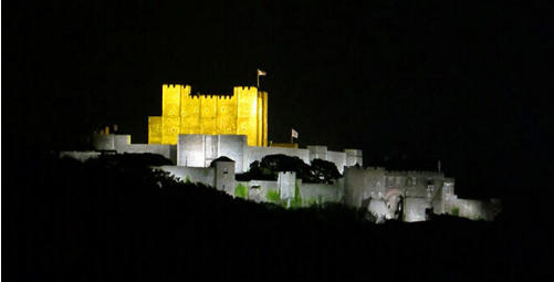 The castle looks just as impressive when floodlit at night.